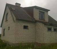 Кирпичный дом недалеко от города