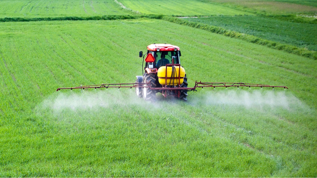 Обработка полей пестицидами. Опрыскивание полей. Опрыскивание в сельском хозяйстве. Удобрение полей. Опрыскиватель в поле.